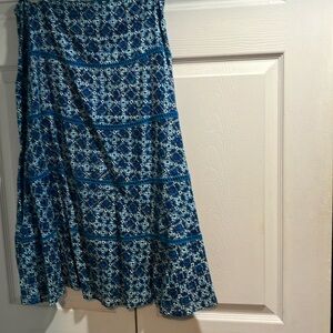 Jones New York blue floral print flare skirt.